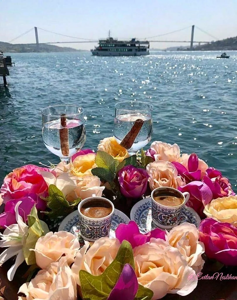 Завтрак у моря с цветами