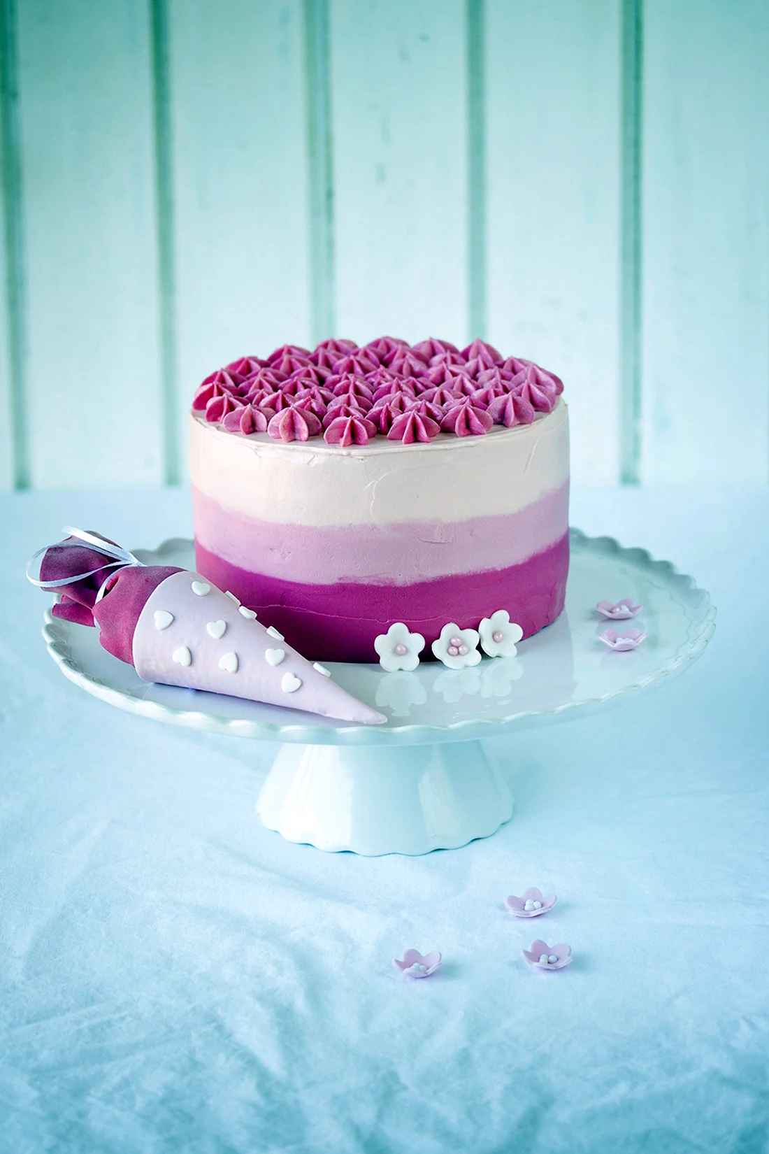 Белый торт с розовым декором