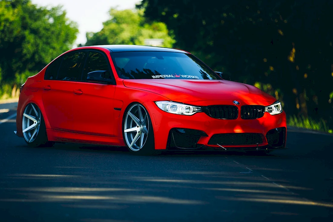 BMW 3 красная