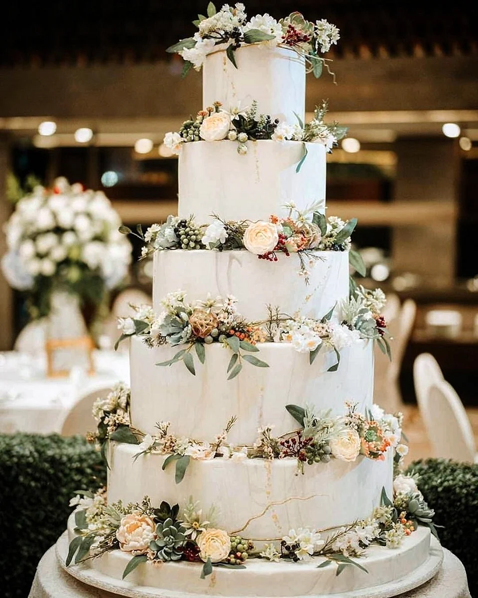 Большой свадебный торт простой