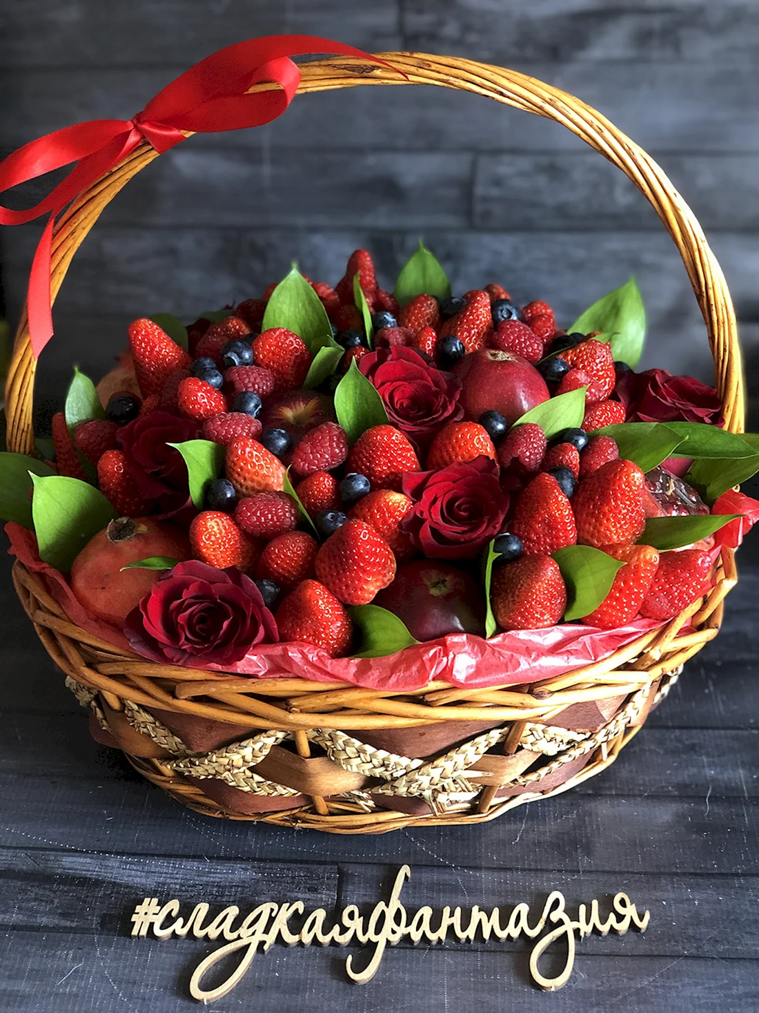 Букет из ягод и фруктов