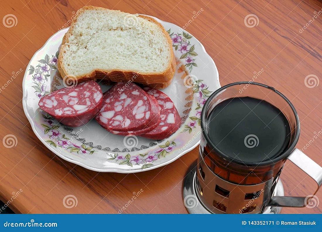 Бутерброд с колбасой и кофе