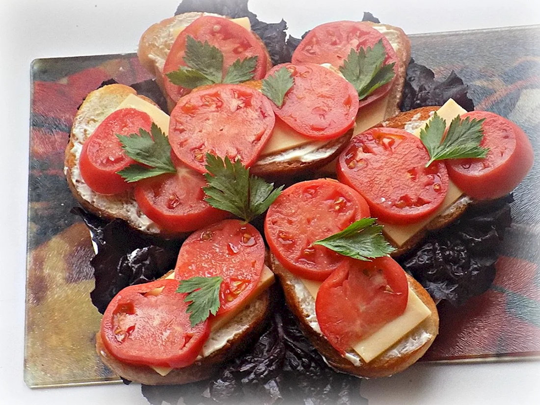 Бутерброды с помидорами на праздничный стол