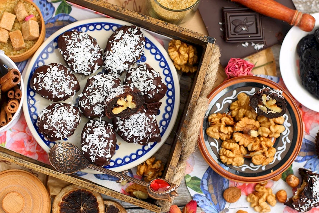 «Чернослив в шоколаде» с грецким орехом и медом русская кухня