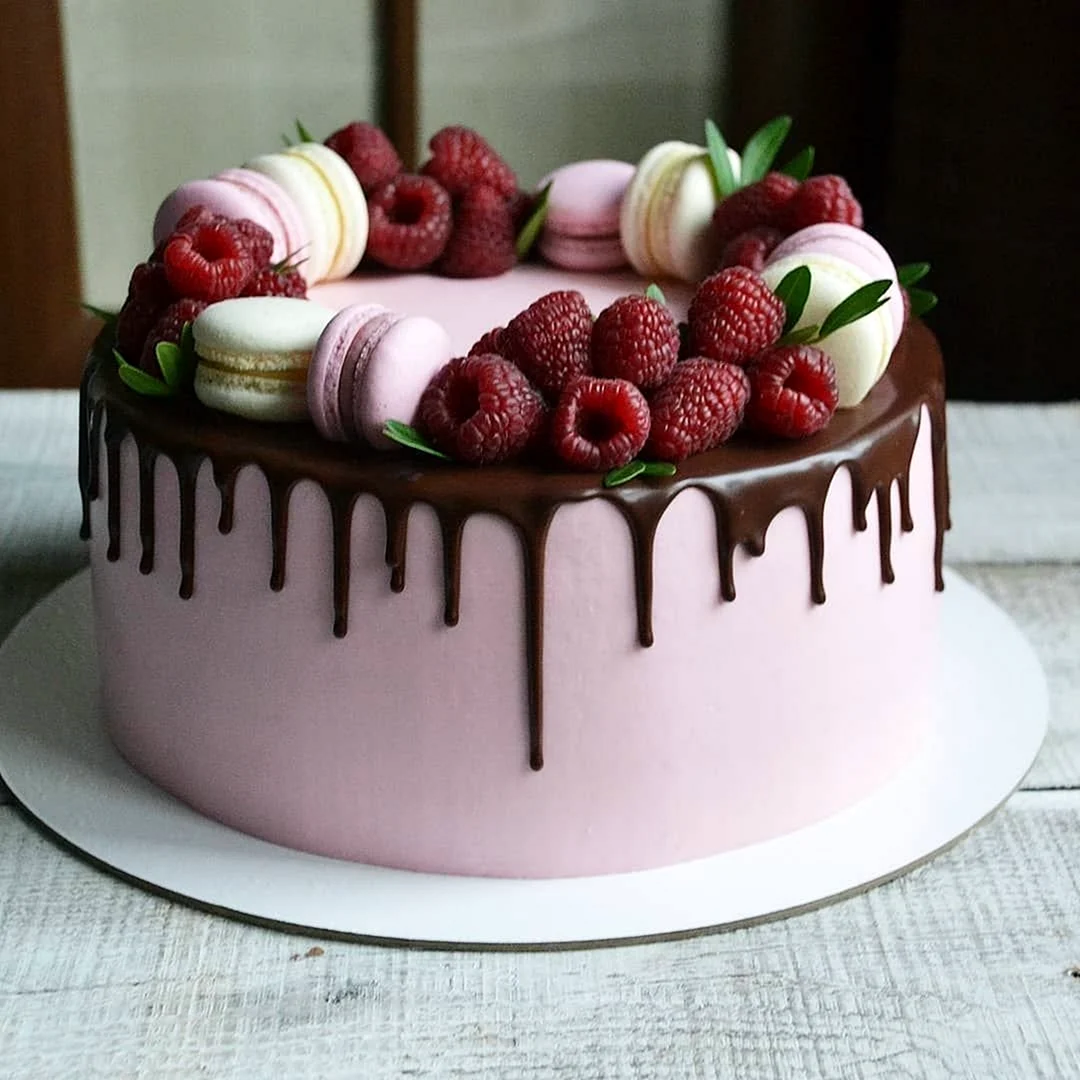 Декор торта макаронс и ягодами