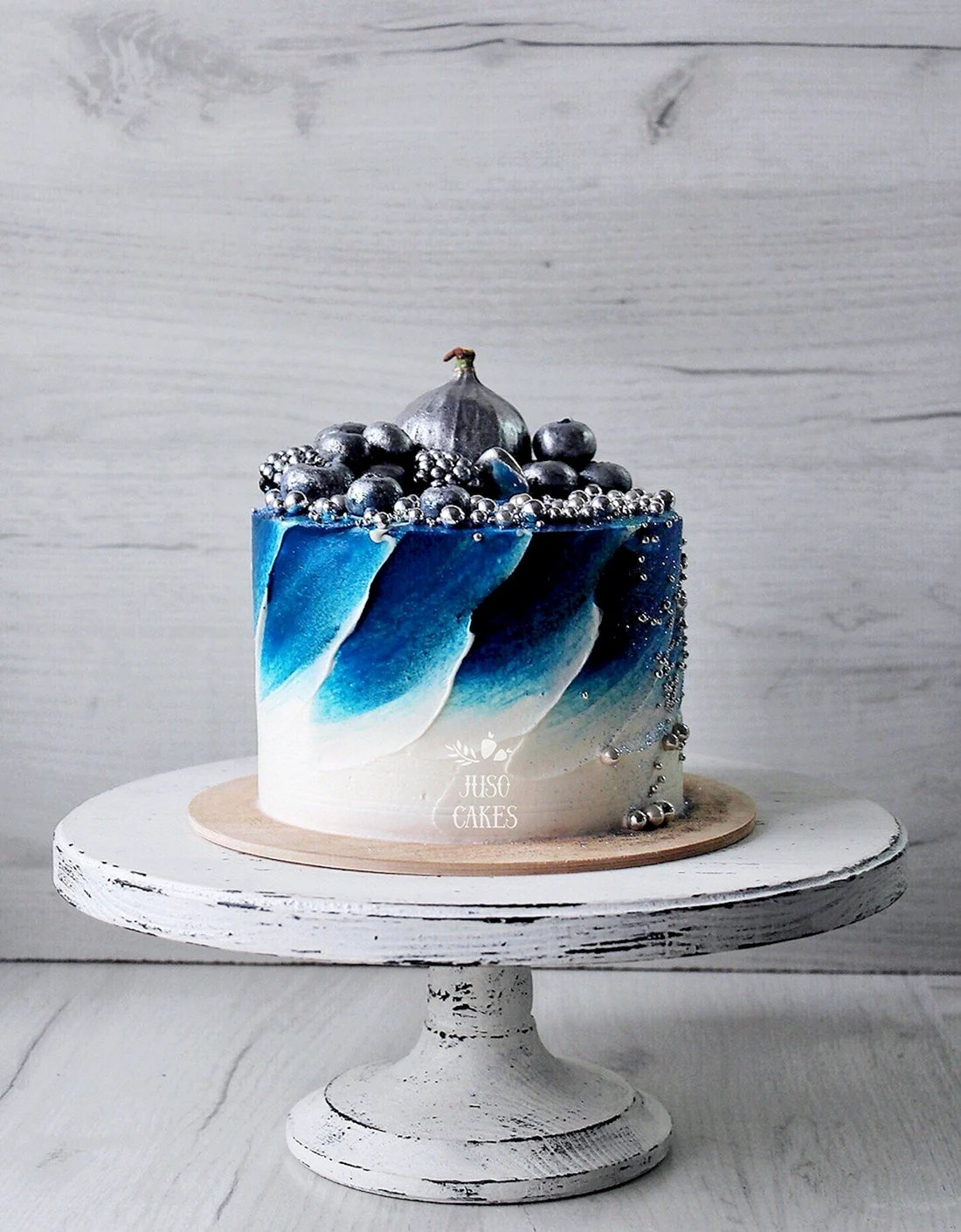 Декор торта в синих тонах