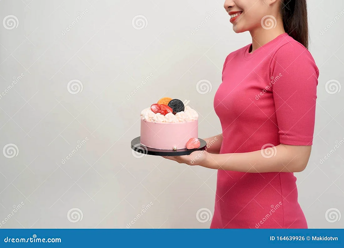 Девушка держит торт в руках