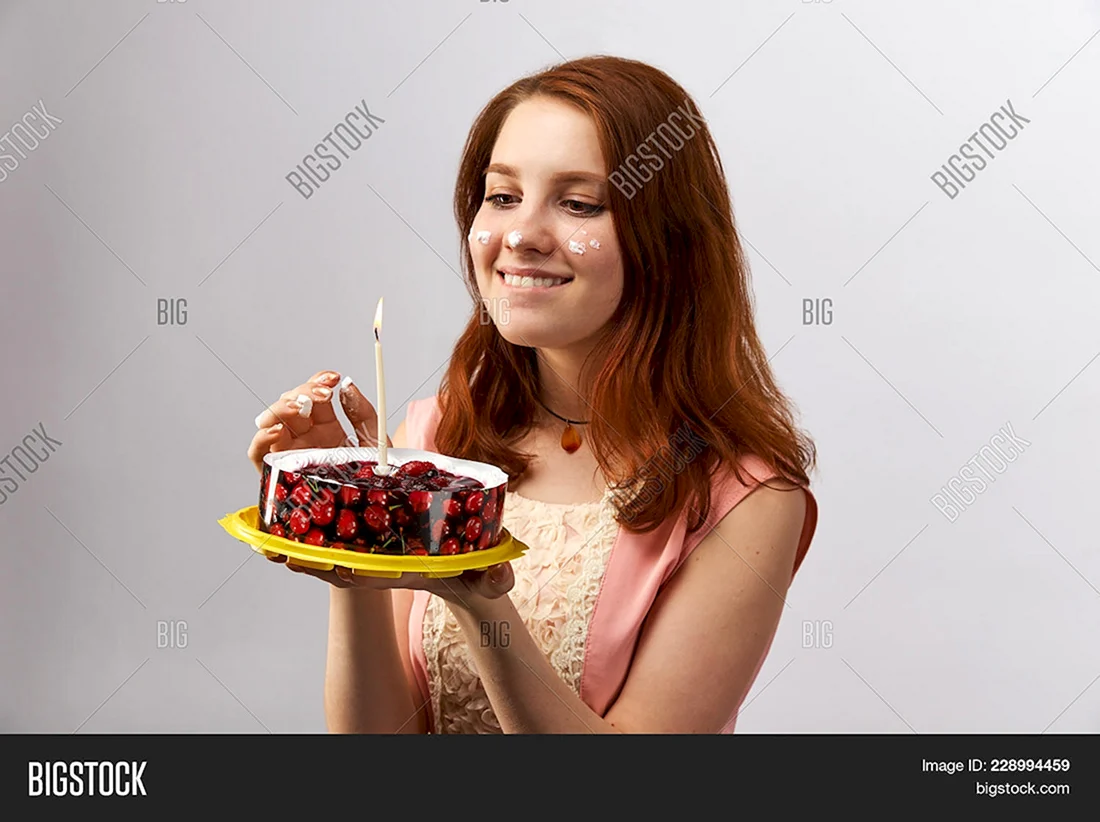 Девушка держит тортик