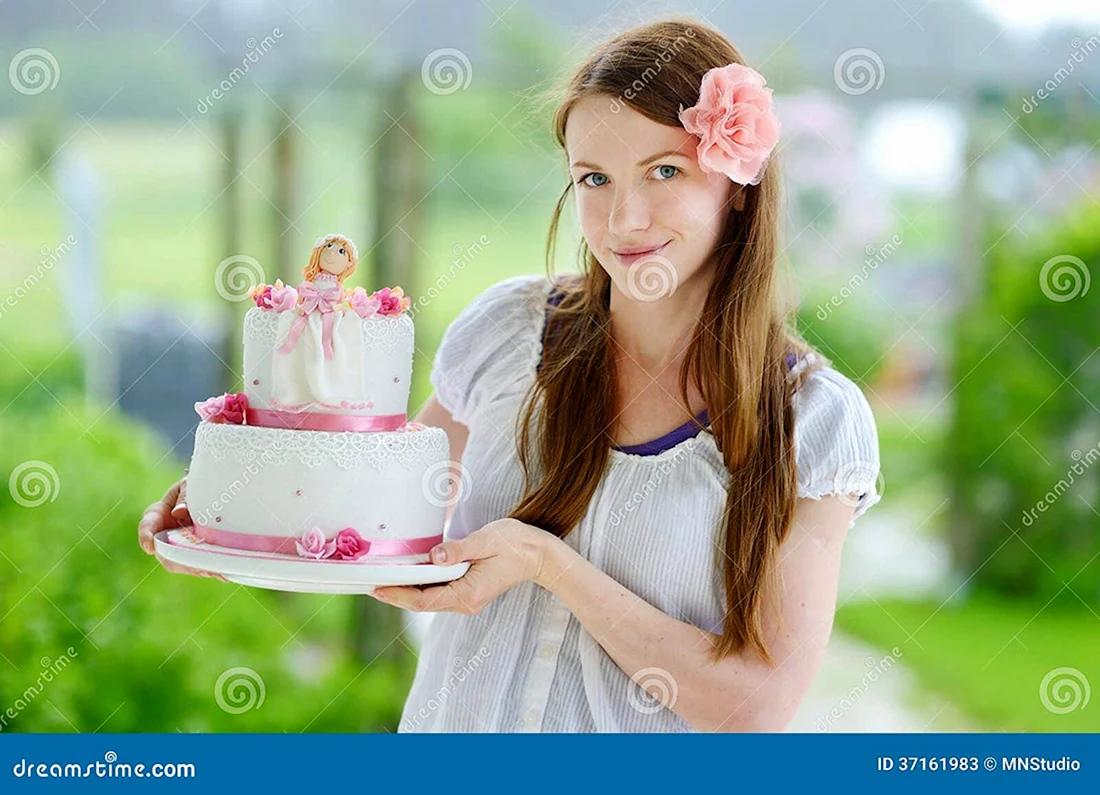 Девушка держит тортик