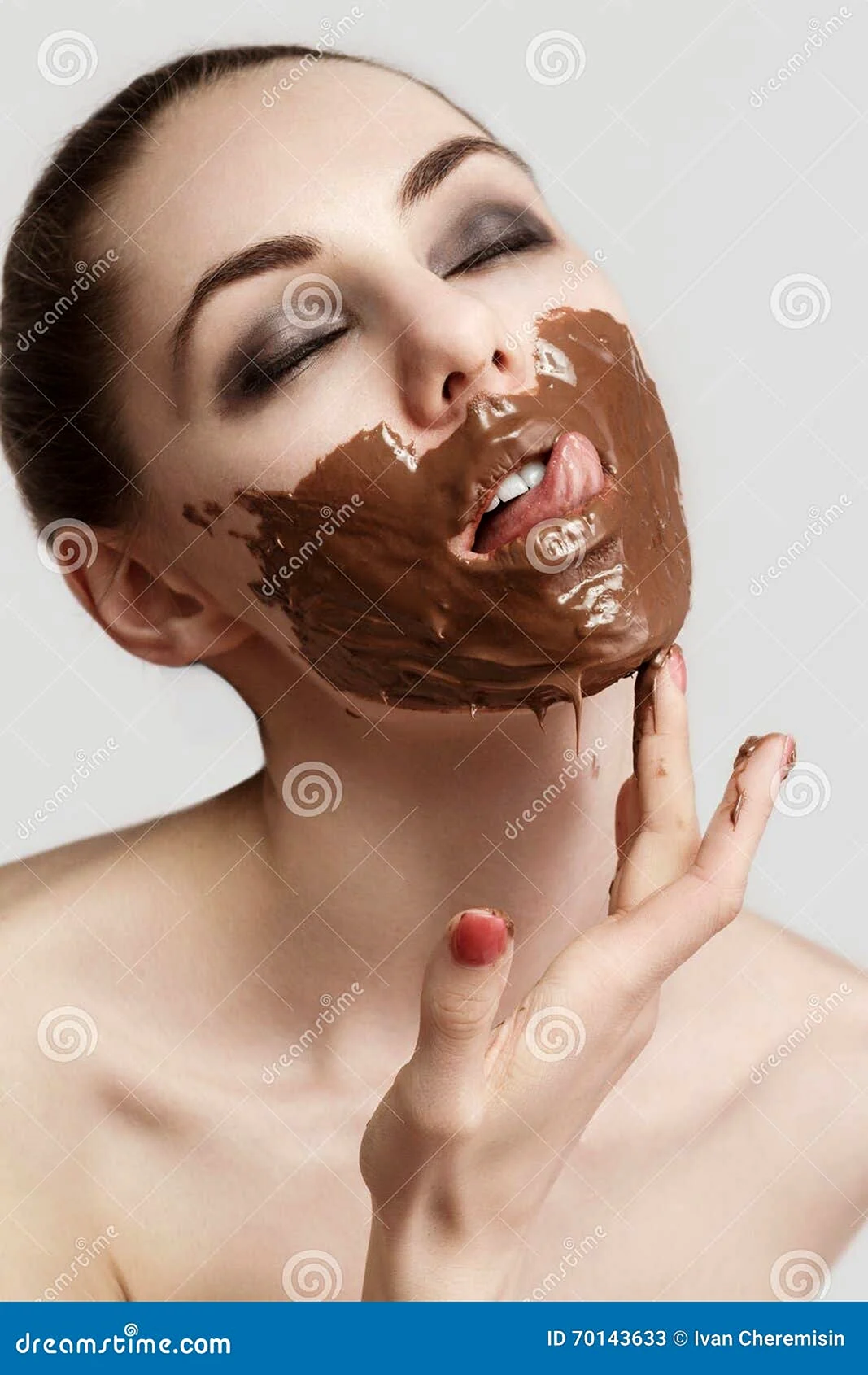 Девушка измазанная шоколадом