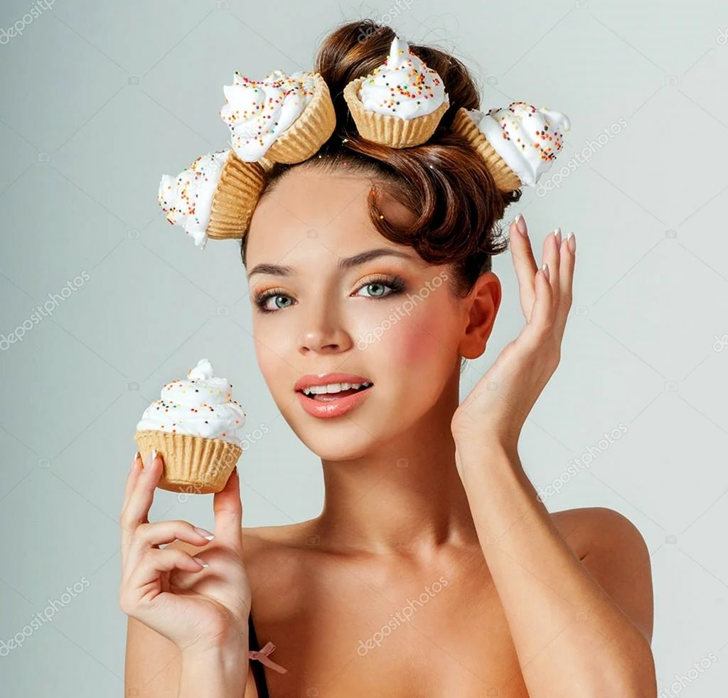 Девушка кондитер с тортом в руках