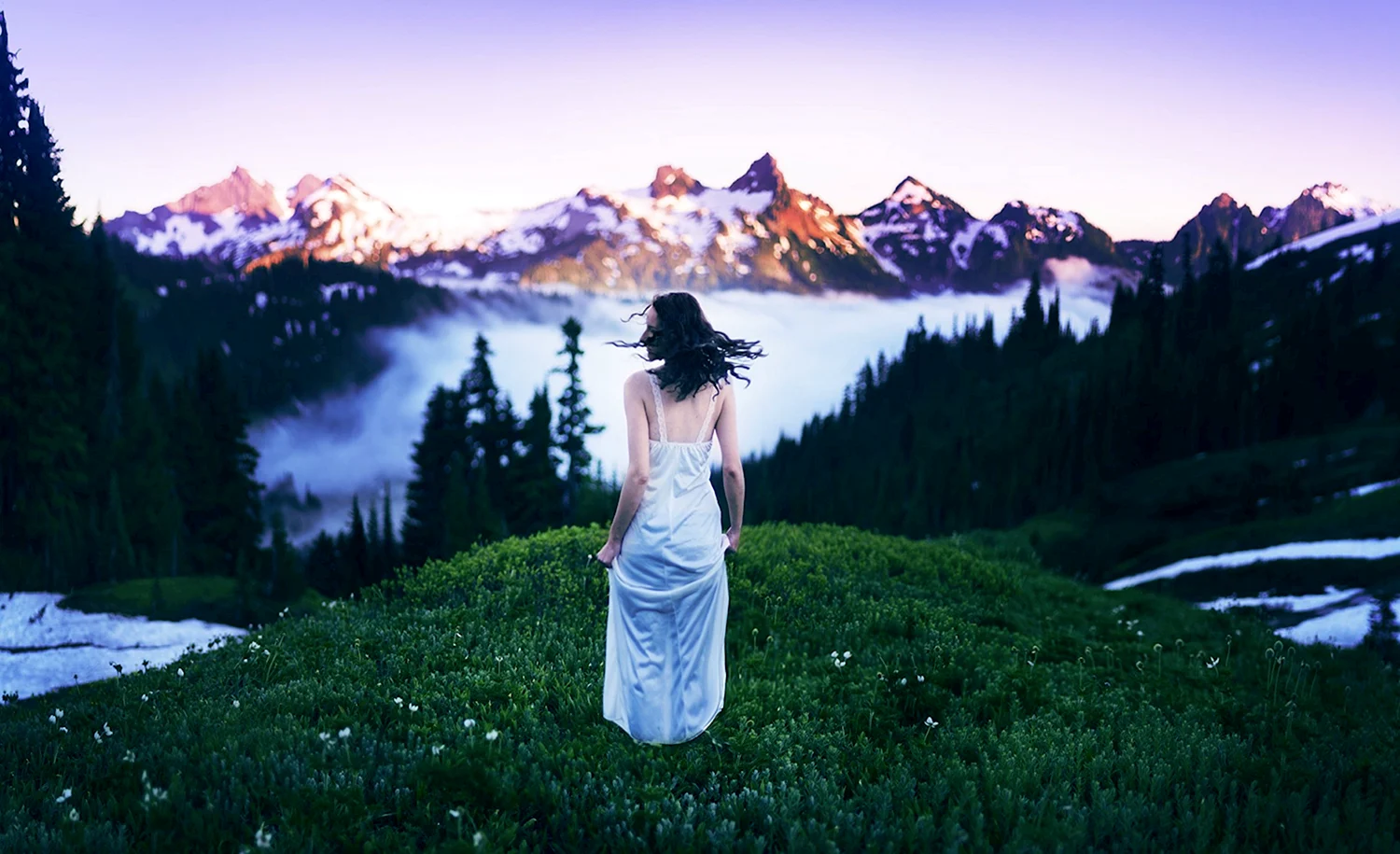 Девушка на фоне гор