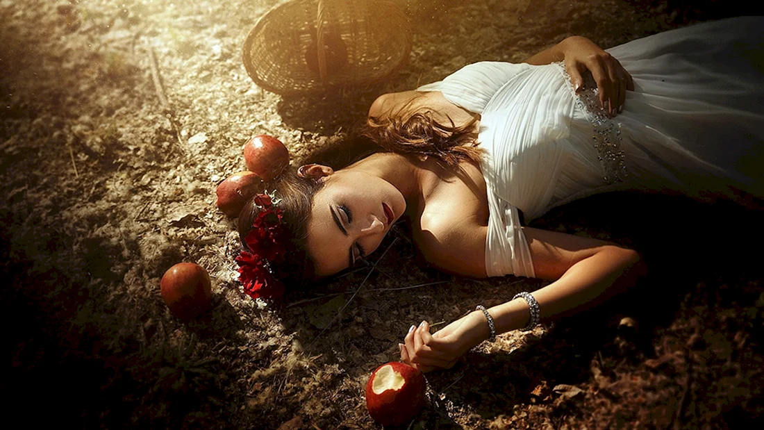 Девушка с яблоком в лесу