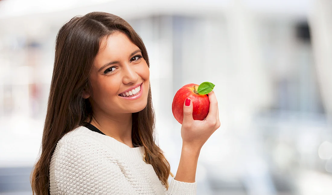 Девушка с яблоком в руке