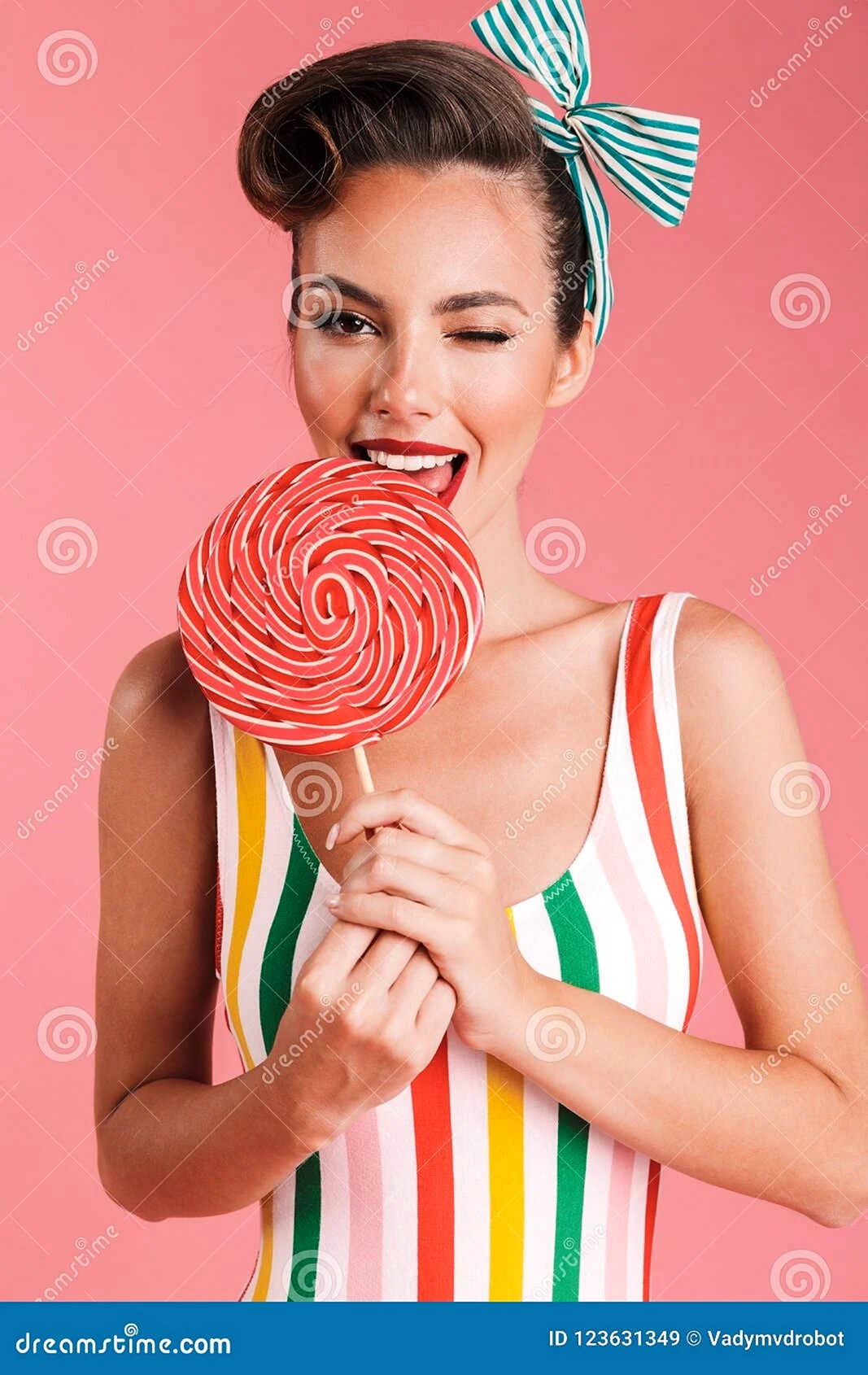 Девушка с конфетой