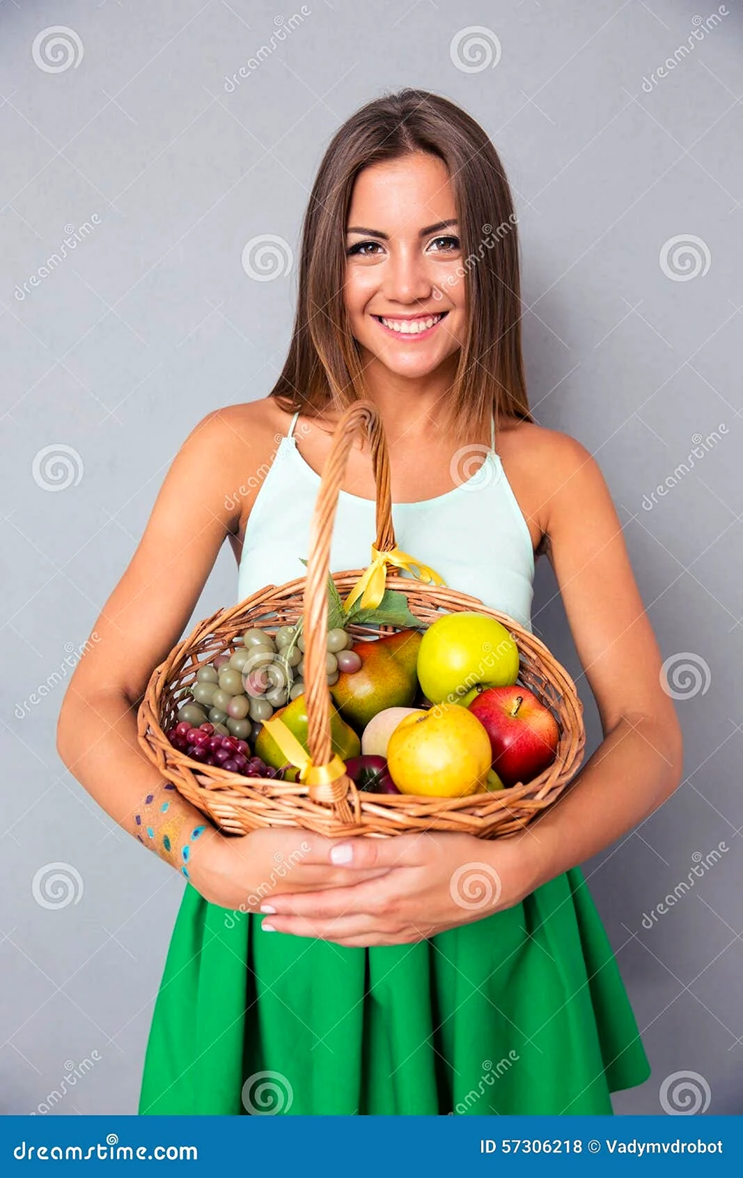 Девушка с корзиной фруктов