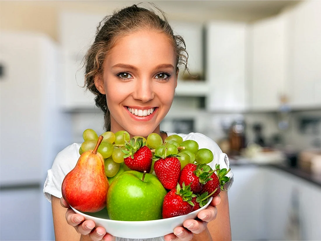 Девушка с овощами и фруктами