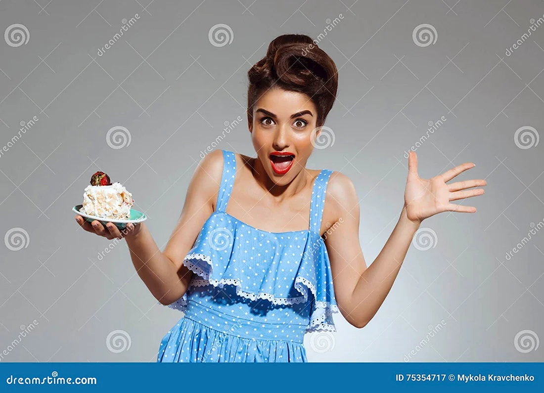 Девушка с тортиком в руках