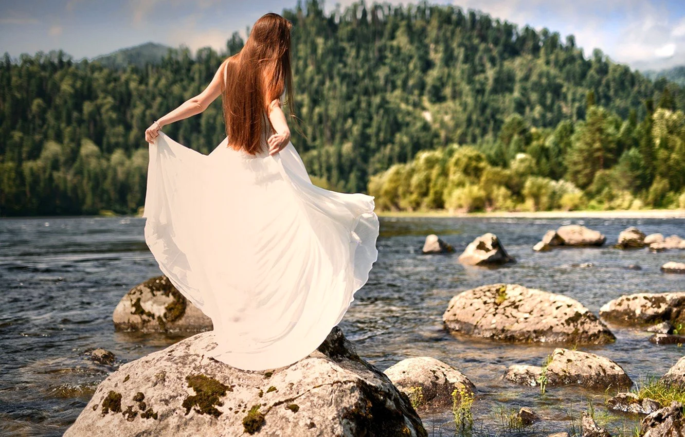 Девушка в белом платье на природе
