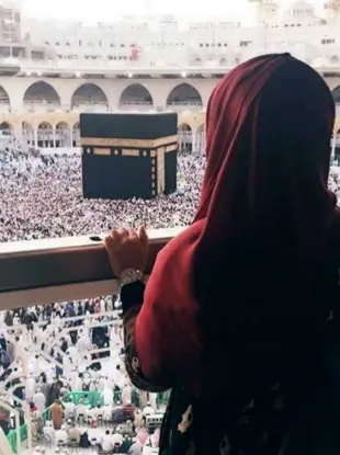 Девушка в хиджабе в мечети