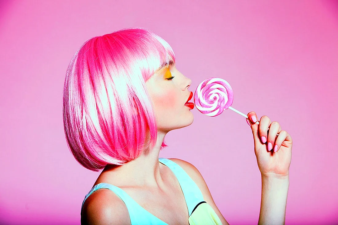 Девушка в розовом парике