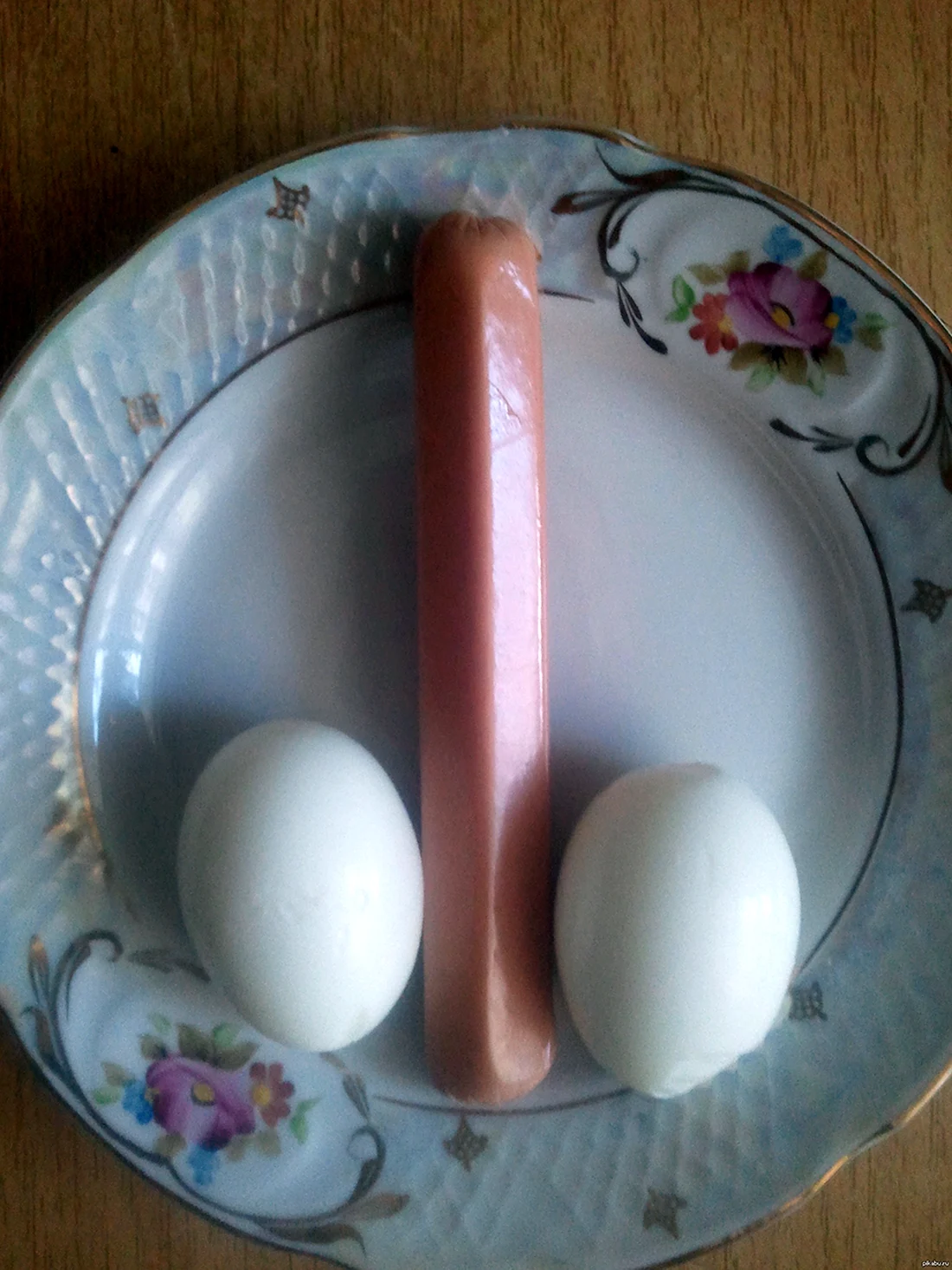 Два яйца и сосиска