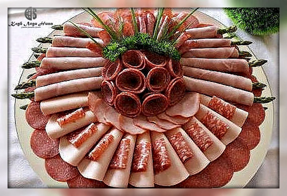 Двухуровневая тарелка для сервировки нарезка колбас праздничная