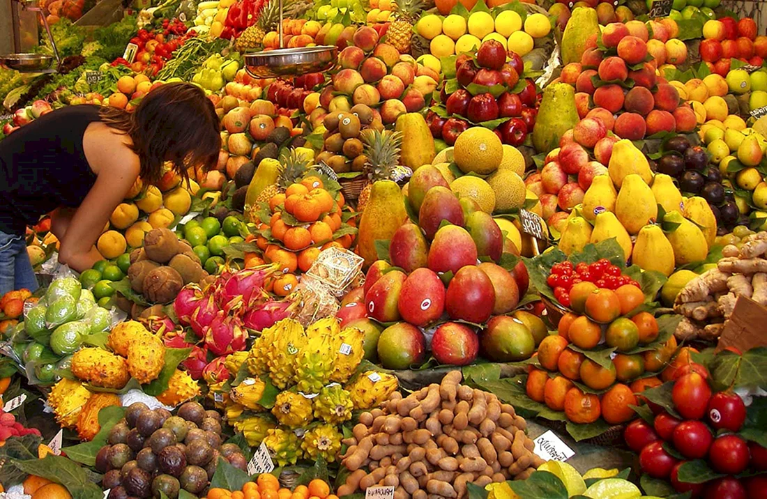 Экзотические фрукты на рынке