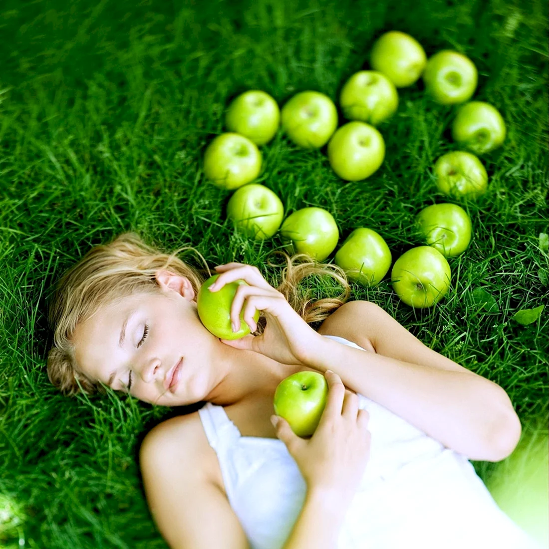 Фотосессия с зелеными яблоками