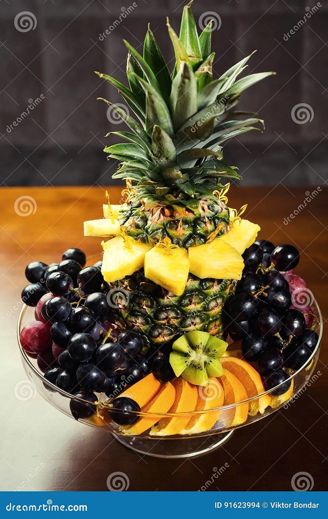 Фруктовая тарелка с ананасом
