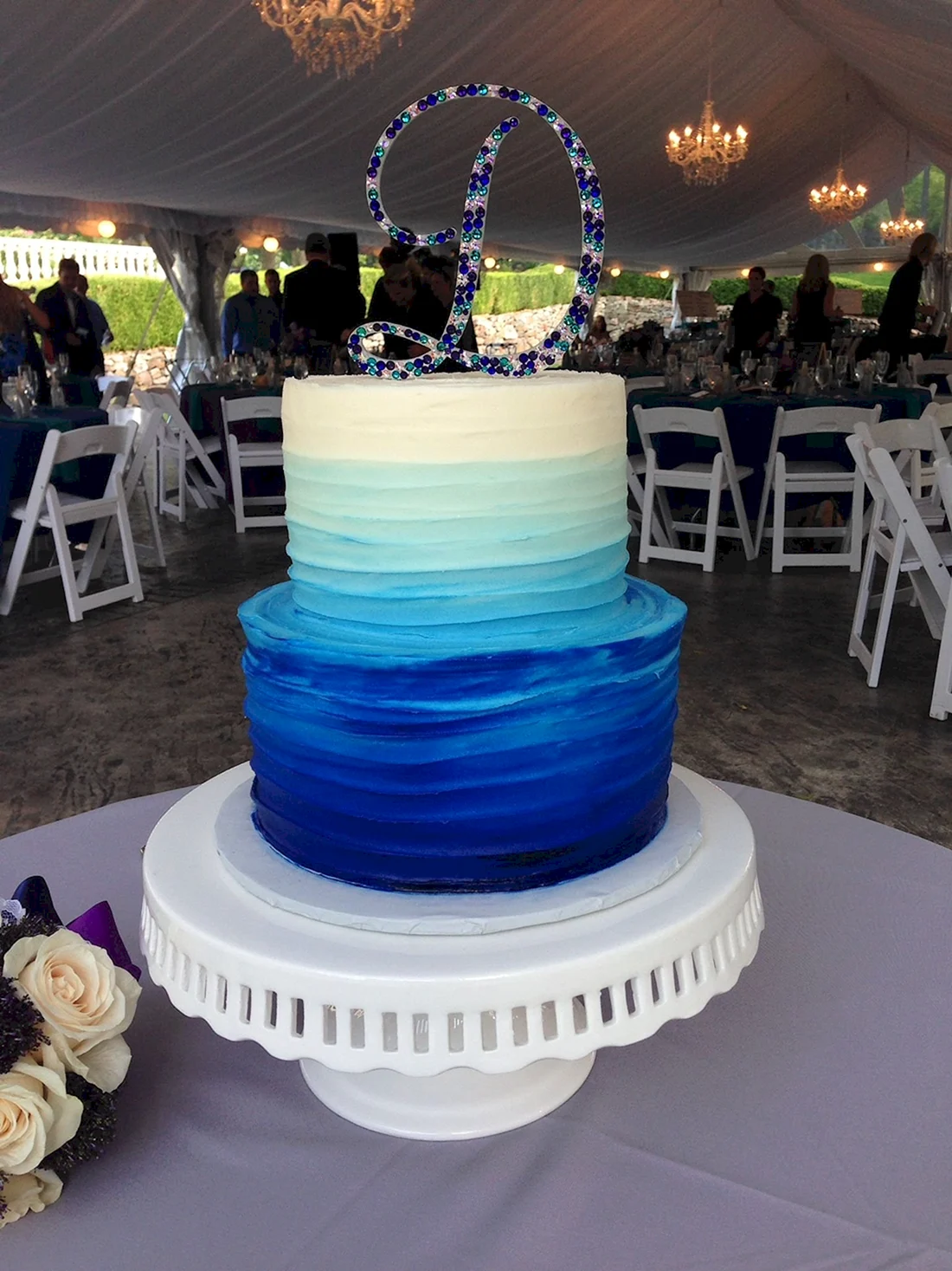 Голубой торт двухъярусный