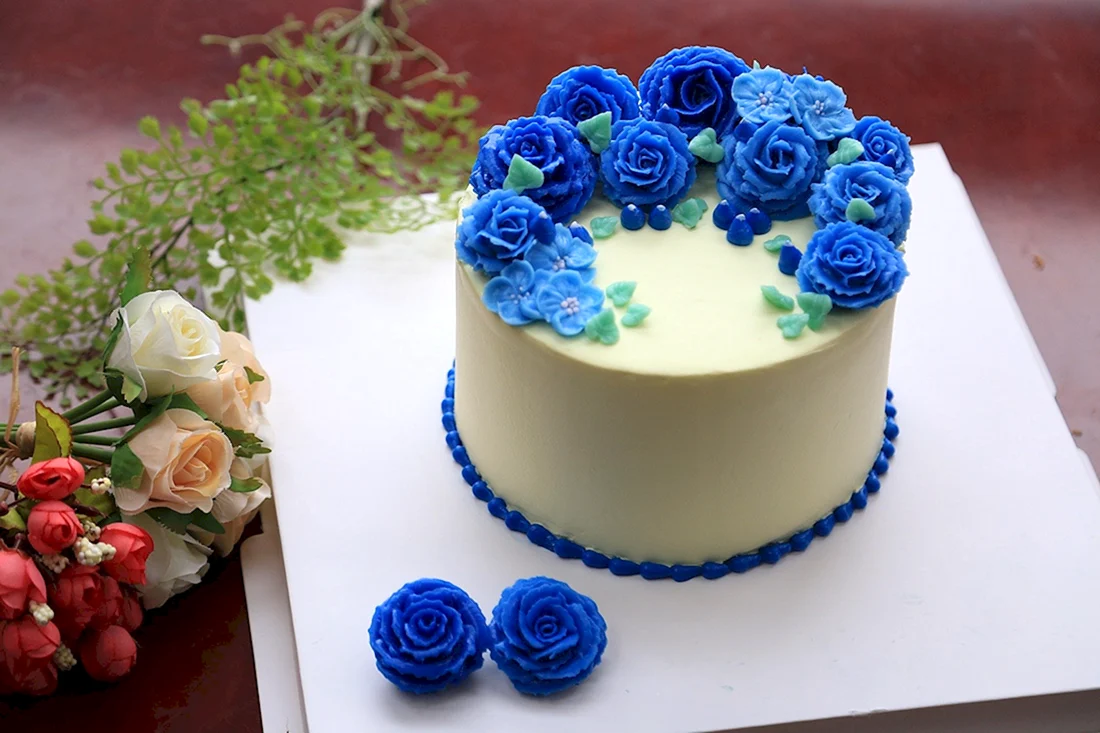 Голубой торт украшенный цветами