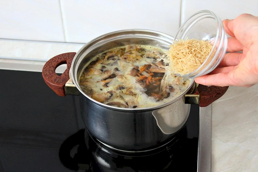 Грибной суп из шампиньонов с вермишелью и картошкой