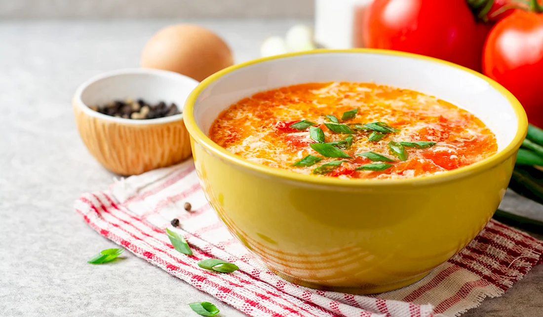 Яичный суп с помидорами