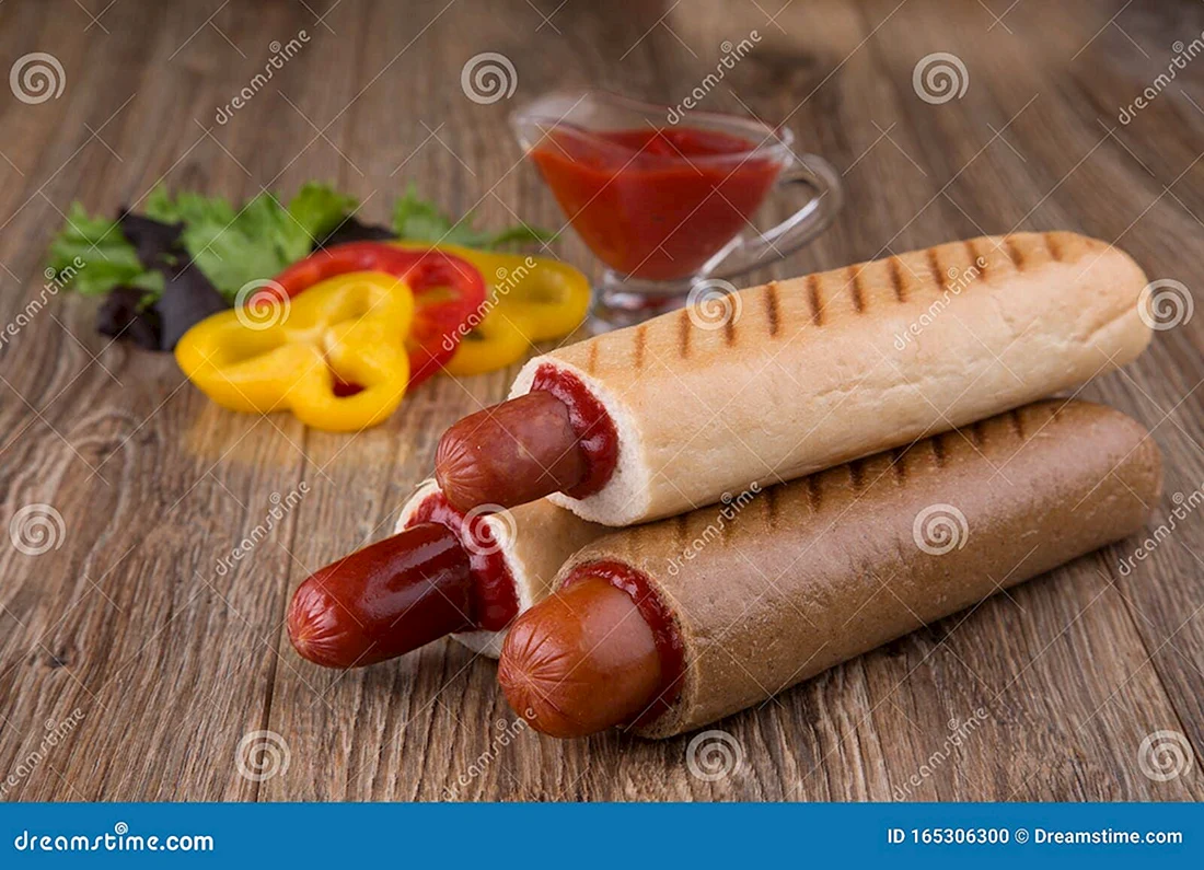 Хот дог с сосиской и кетчупом