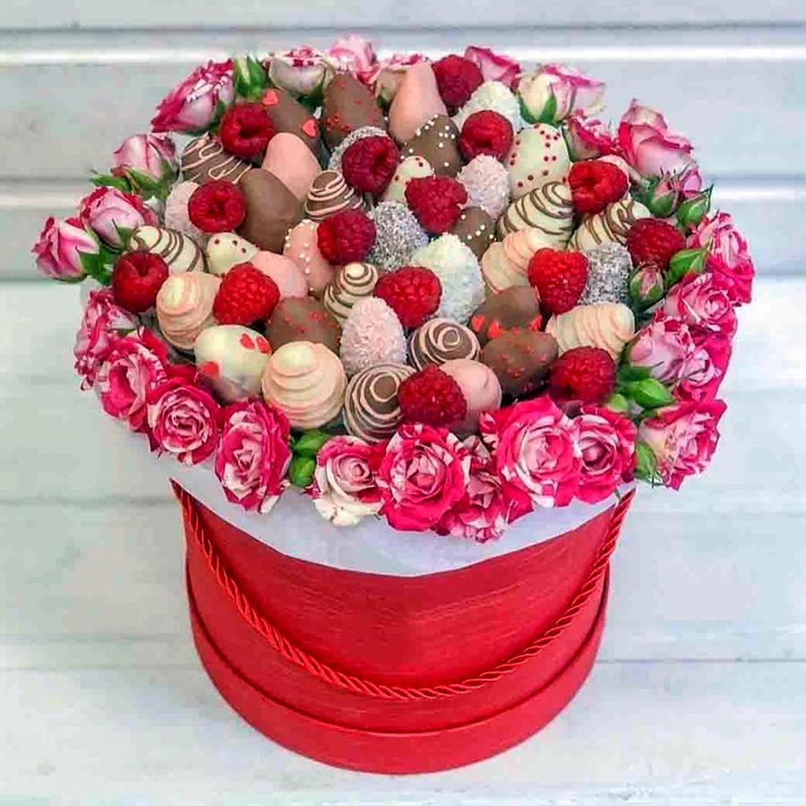 Клубника в шоколаде в шляпной коробке с цветами