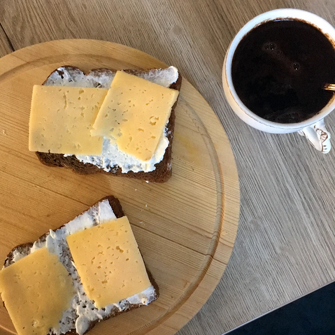 Кофе и бутерброд с сыром