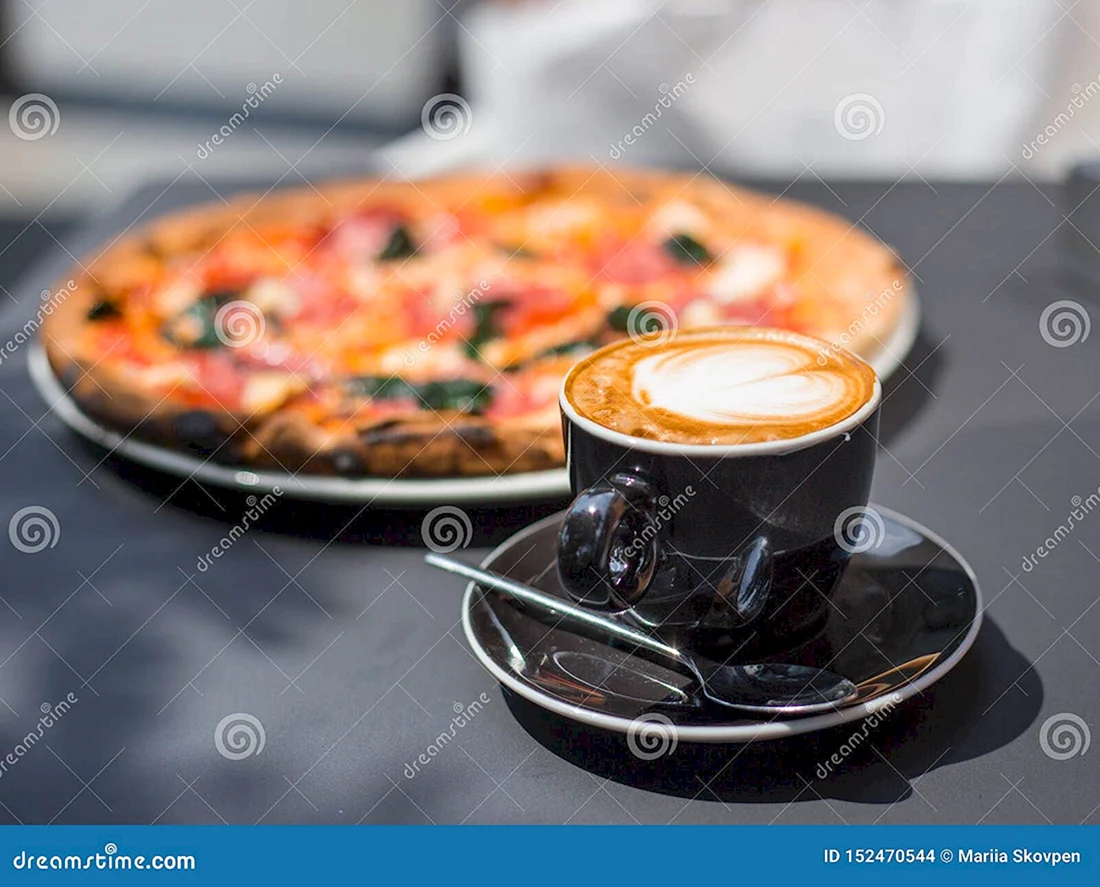 Кофе и пицца на столе