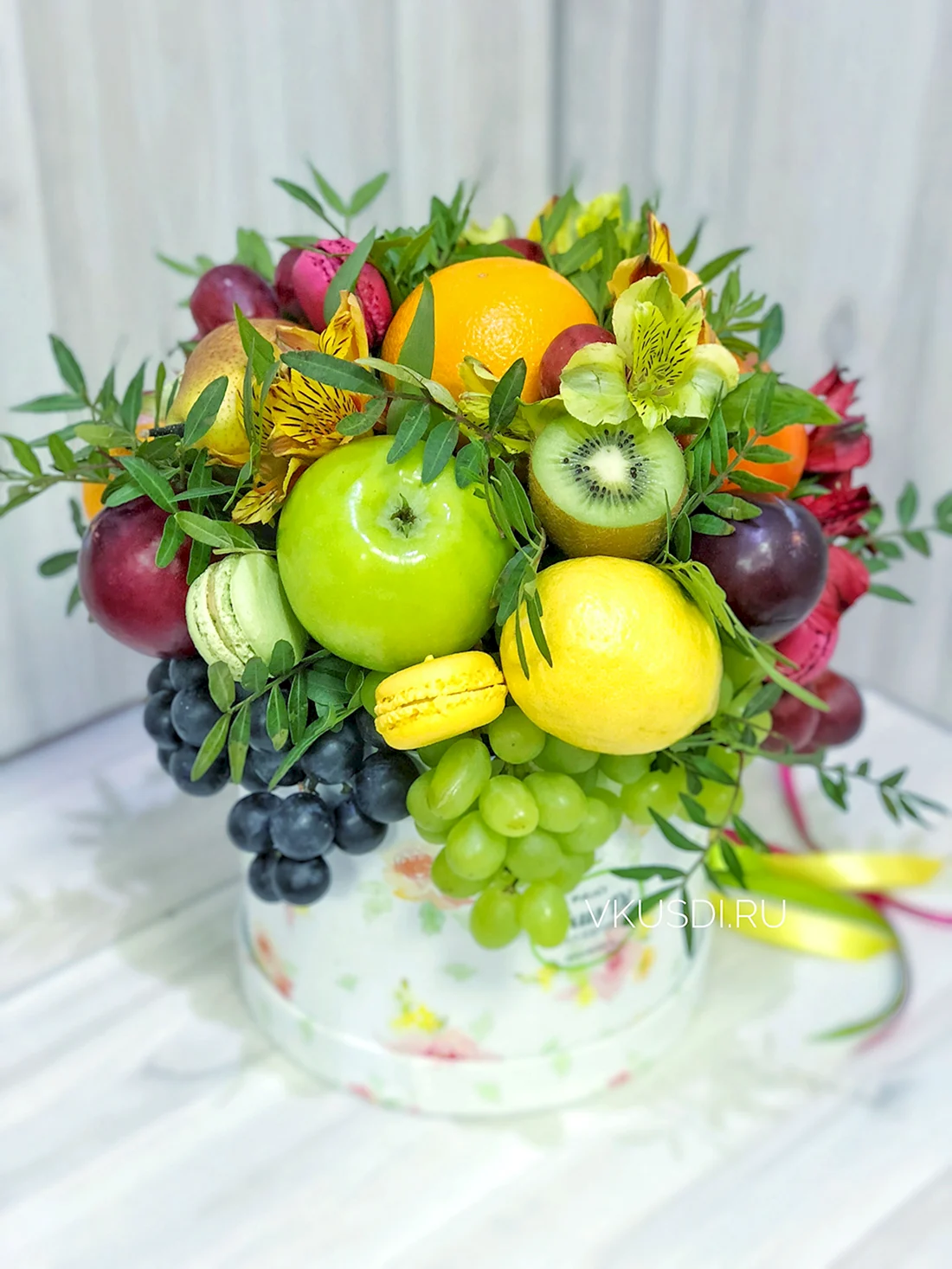 Композиции из цветов и фруктов