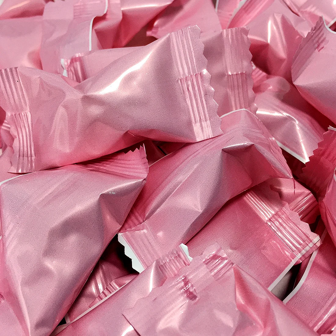 Конфеты в розовой обертке