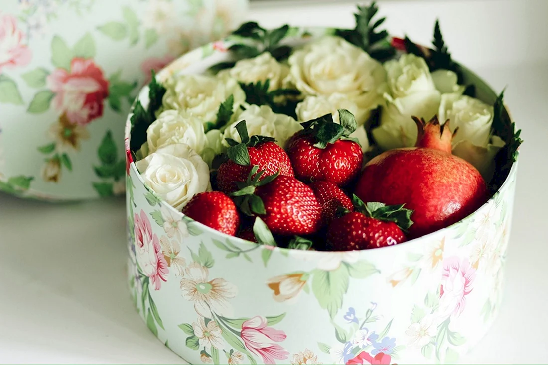 Коробочка с фруктами и цветами