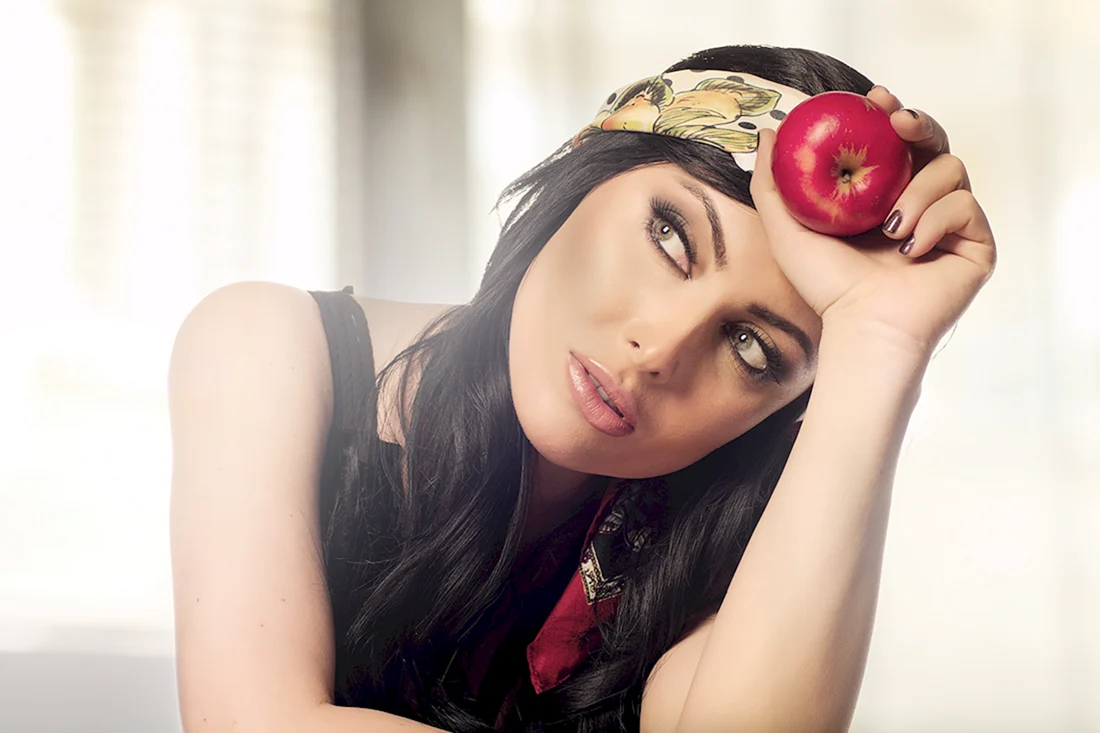 Красивая девушка с яблоком