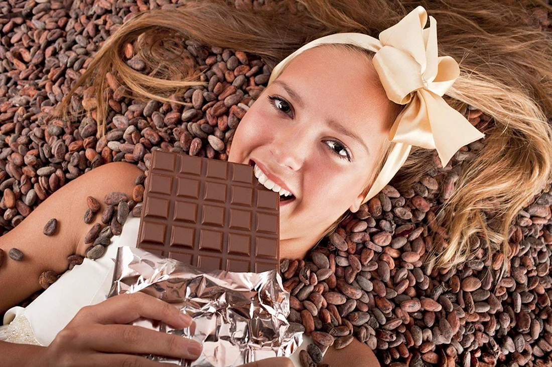 Красивая девушка с шоколадкой