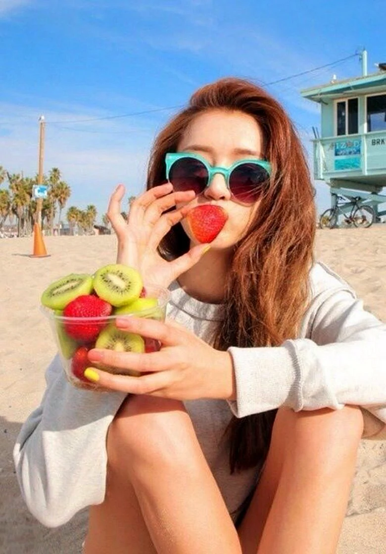 Красивые девушки с фруктами