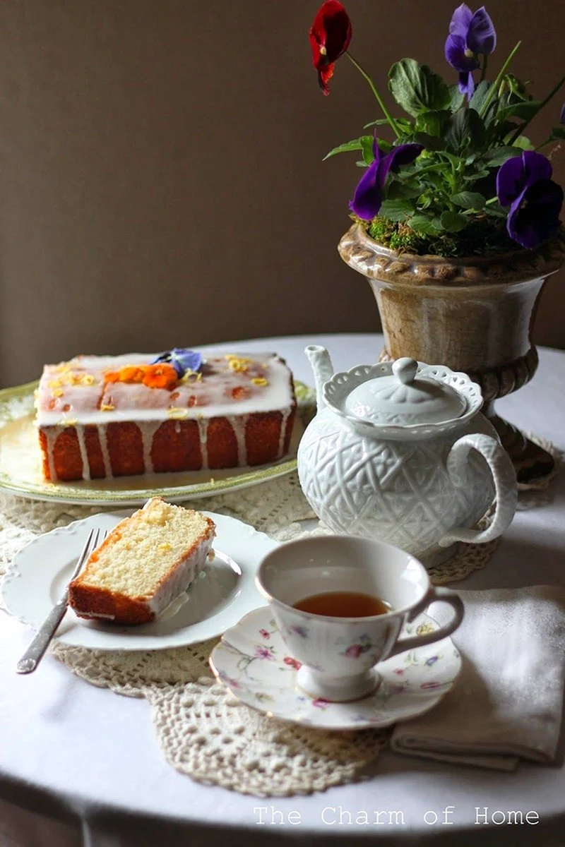 Красивые пирожные и чай