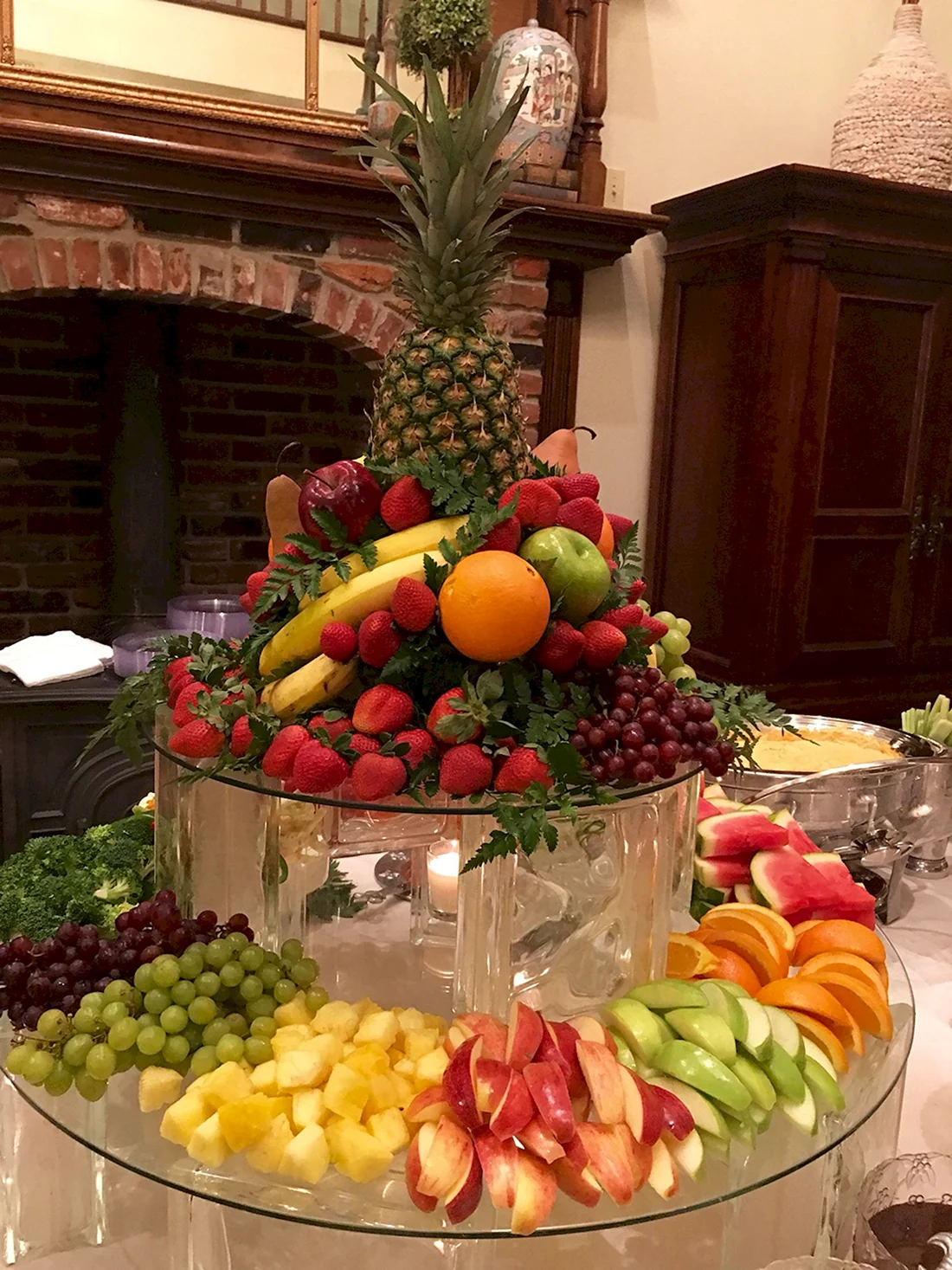 Красивый стол с фруктами