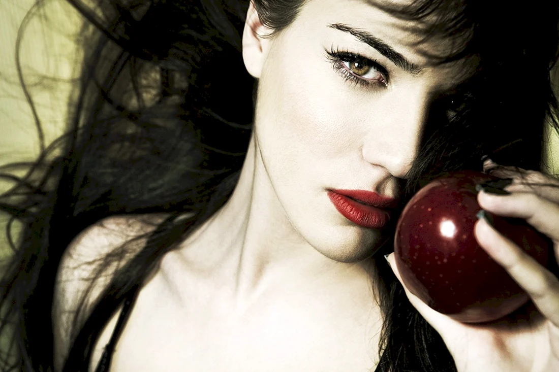 Моника Беллуччи с яблоком