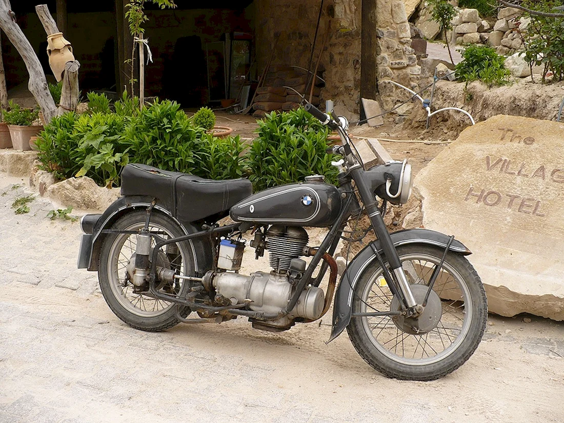 Мотоцикл БМВ старый