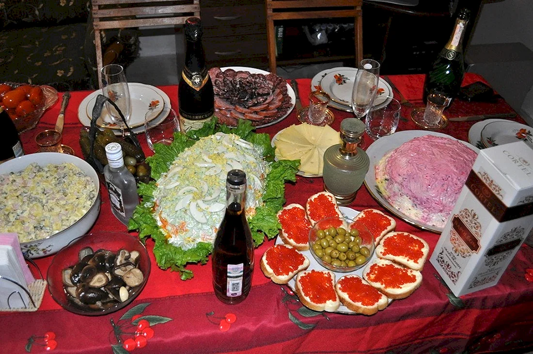 Накрытый стол с едой и алкоголем