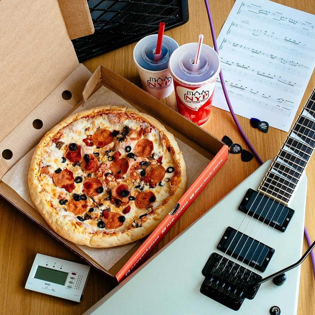Пицца и ноутбук